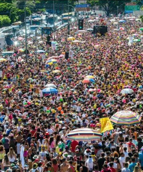 Carnaval na Afonso Pena em plena quarta feira? Enlouqueceram, só pode!