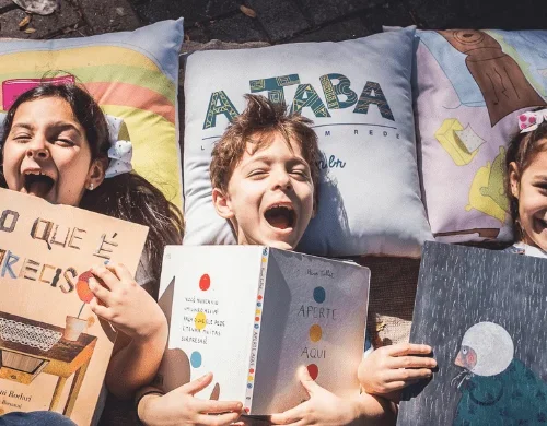A cidade de Vespasiano (MG) incentiva a leitura distribuindo livros, foram 4 mil só na última semana para alunos da educação infantil
