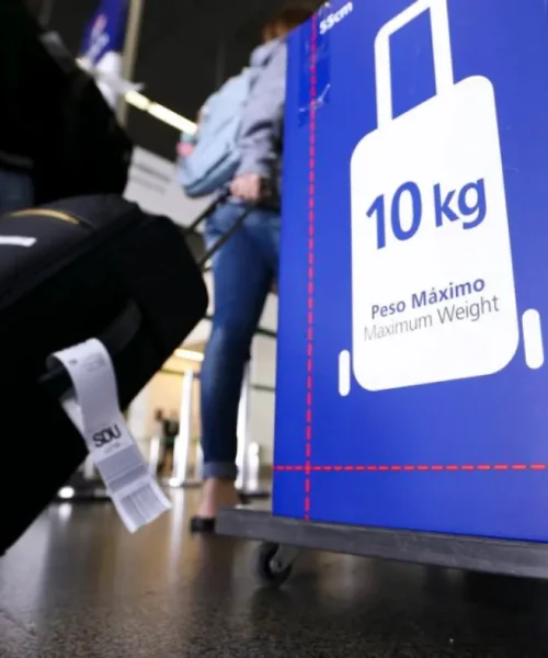 Malas de 10kg dentro dos aviões viraram problema para as companhias aéreas, não tem espaço nos bagageiros pra todo mundo