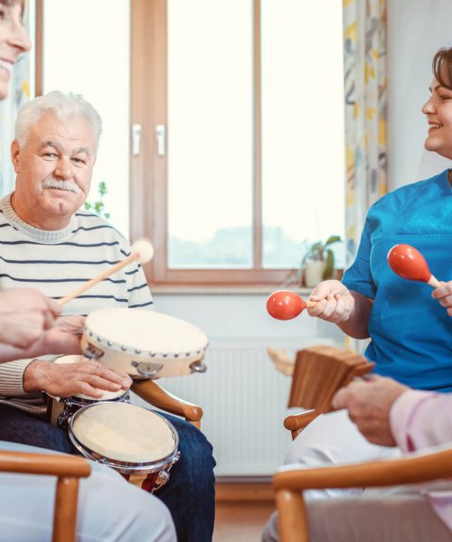 Cresce o mercado de cuidados para idosos e a musicoterapia surge como auxiliar na melhoria da qualidade de vida