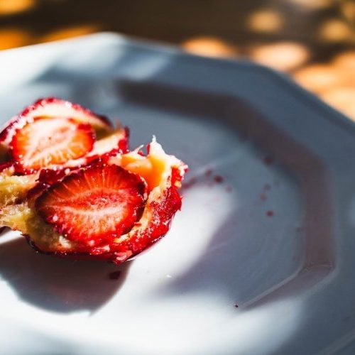 Morango do amor: doce famoso na internet ajuda a manter o preço em alta 