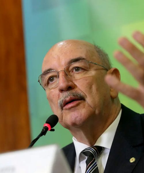 Osmar Terra é contra a obrigatoriedade da vacina Covid para crianças e adverte sobre os riscos