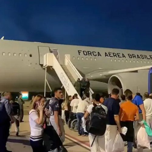 Valadares terá debate sobre deportados 