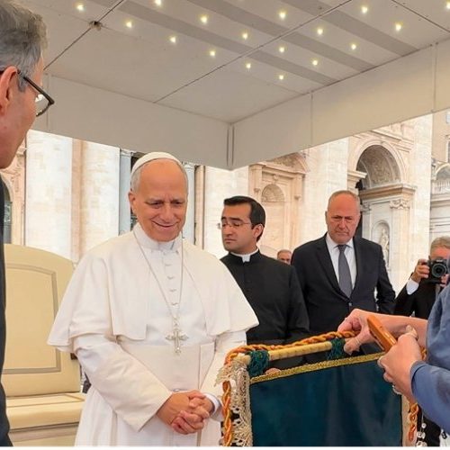 Papa recebe artesanato de Sabará 