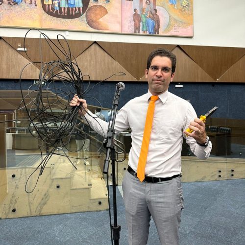 Projeto de Lei do vereador Bráulio Lara (Novo) é aprovado na Câmara de BH e obriga retirada de fios soltos em postes 