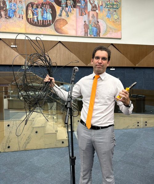 Projeto de Lei do vereador Bráulio Lara (Novo) é aprovado na Câmara de BH e obriga retirada de fios soltos em postes 