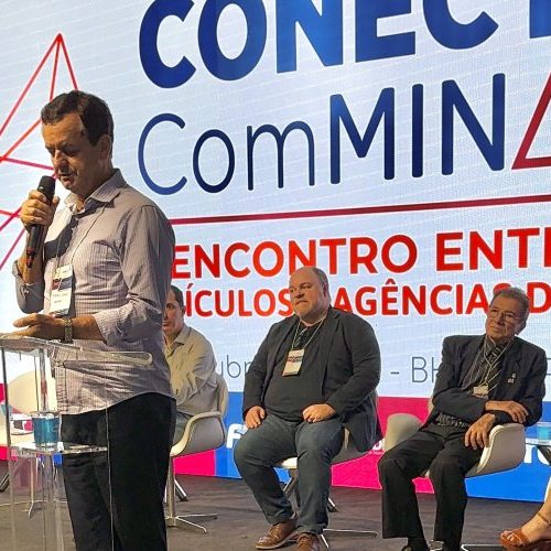 Deputado Arantes representa Assembleia no Conecta Com Minas 2025 e destaca importância da mídia regional e dos jornais impressos 