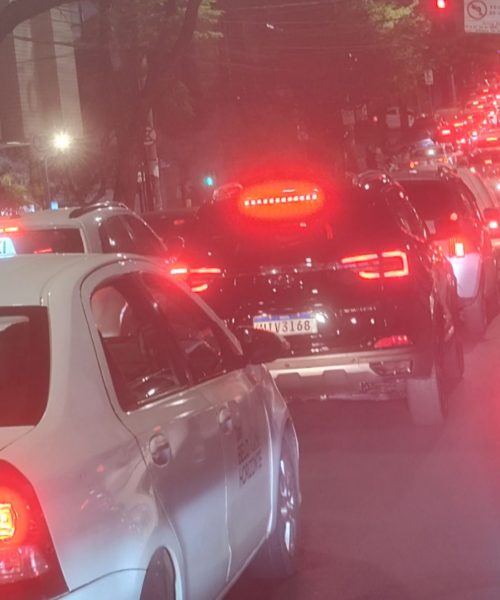 Obra no trevo do BH Shopping parada revelando o tamanho dos gestores públicos de BH