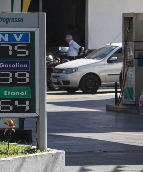 Gasolina mais cara em Belo Horizonte de uma hora para outra levanta suspeita de cartel