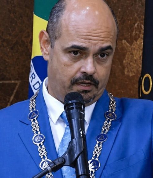 Críticas marcam atuação de Simões 