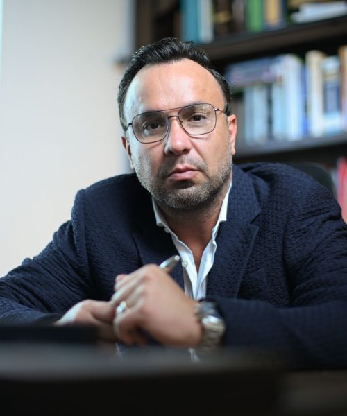 EUA lançam nova ofensiva migratória, e improviso passa a ameaçar brasileiros em busca de residência permanente