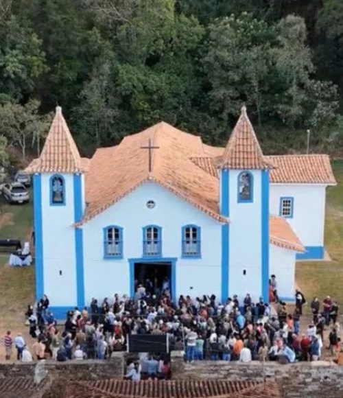 Uma das igrejas mais antigas de Minas reabre 