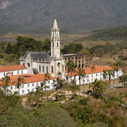 O Santuário do Caraça oferece ao turista a primeira igreja neogótica do Brasil, arte barroca e natureza