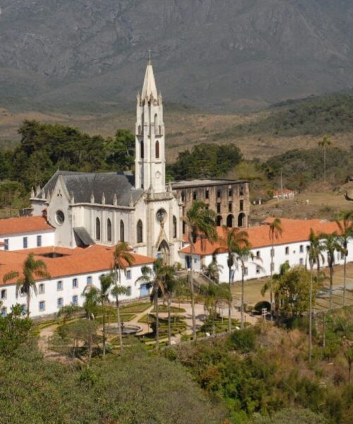 O Santuário do Caraça oferece ao turista a primeira igreja neogótica do Brasil, arte barroca e natureza
