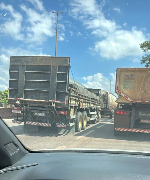 Obras de capina provocam congestionamento e revolta na BR-381 entre Betim e São Joaquim de Bicas